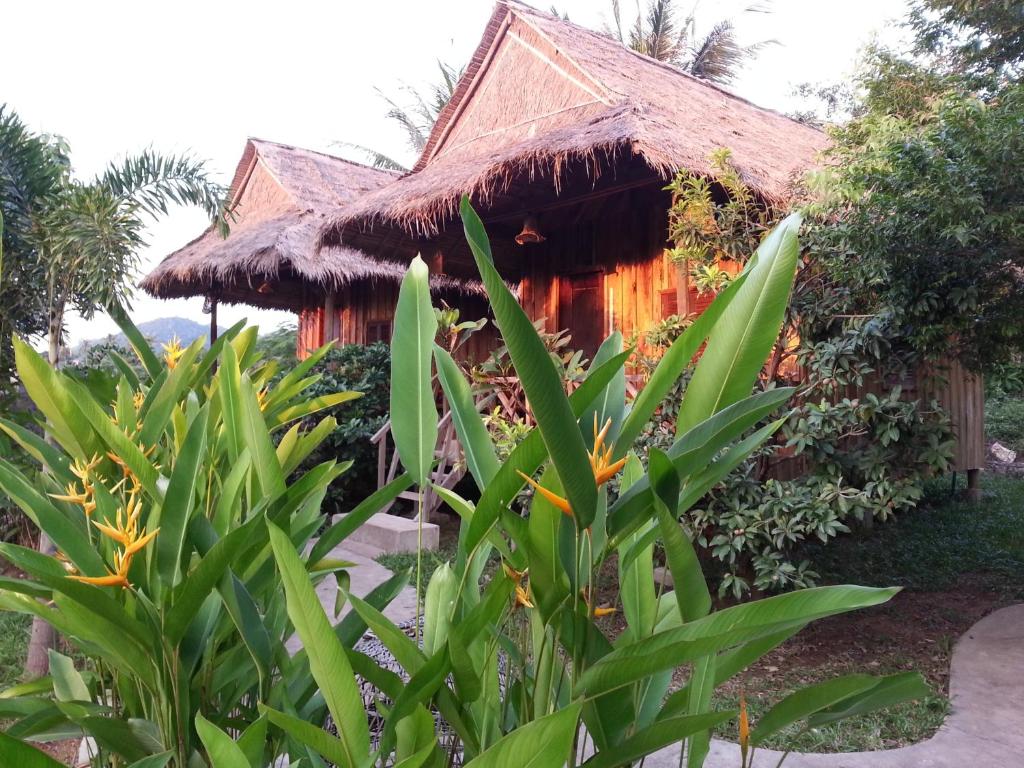 Двухместный (Стандартное бунгало из камбоджийской древесины с 2 отдельными кроватями) отеля Bird of Paradise Bungalows, Кеп