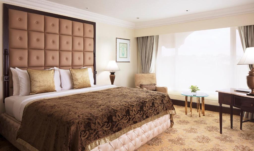 Сьюит (Deluxe Suite 1 Bedroom Lake View King Bed) отеля Taj Krishna, Хайдарабад