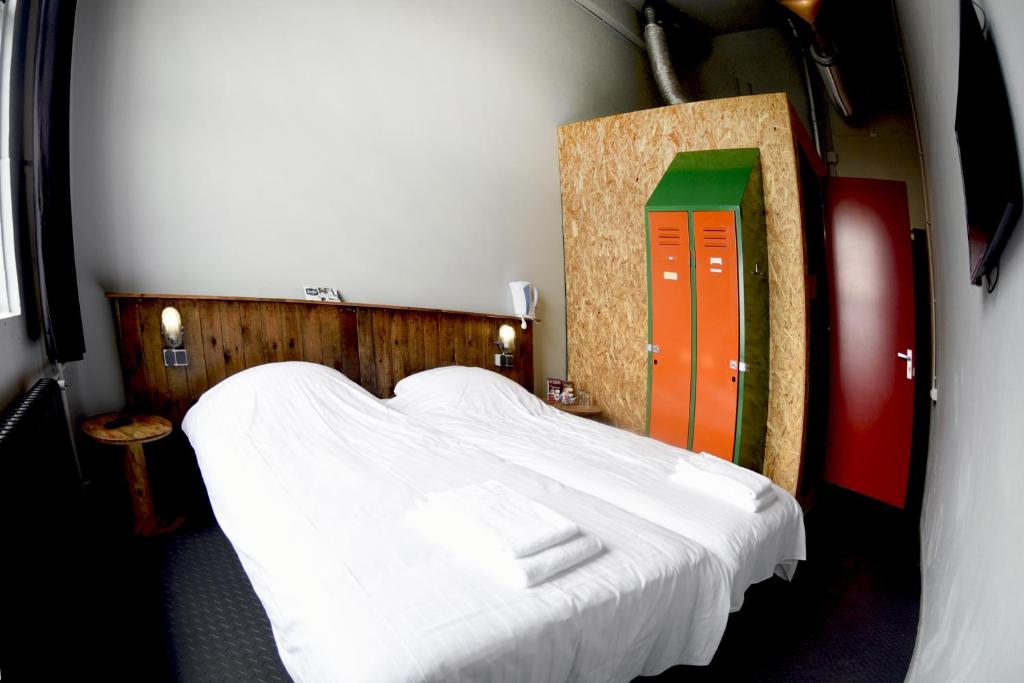 Двухместный (Стандартный двухместный номер с 2 отдельными кроватями) отеля Blue Collar Hotel, Эйндховен