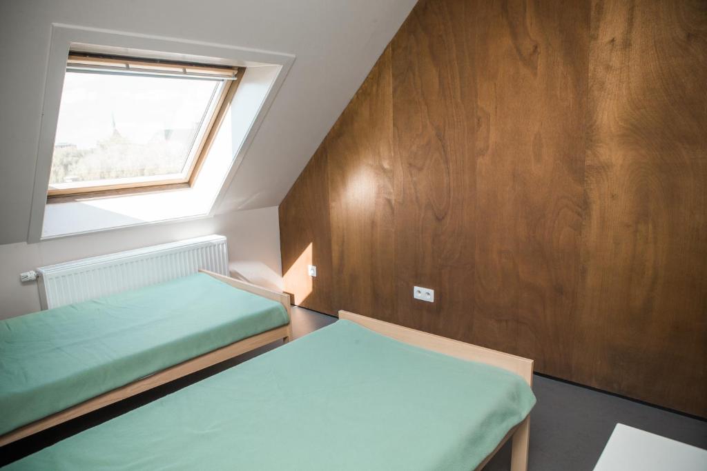 Двухместный (Двухместный номер с 2 отдельными кроватями и собственной ванной комнатой) хостела De Draecke Hostel, Гент