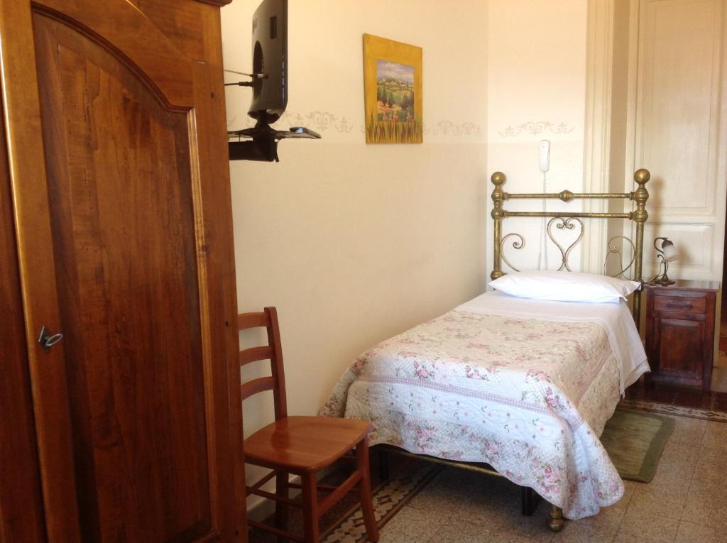 Одноместный (Стандартный одноместный номер с общей ванной комнатой) отеля Albergo Cavour, Палермо