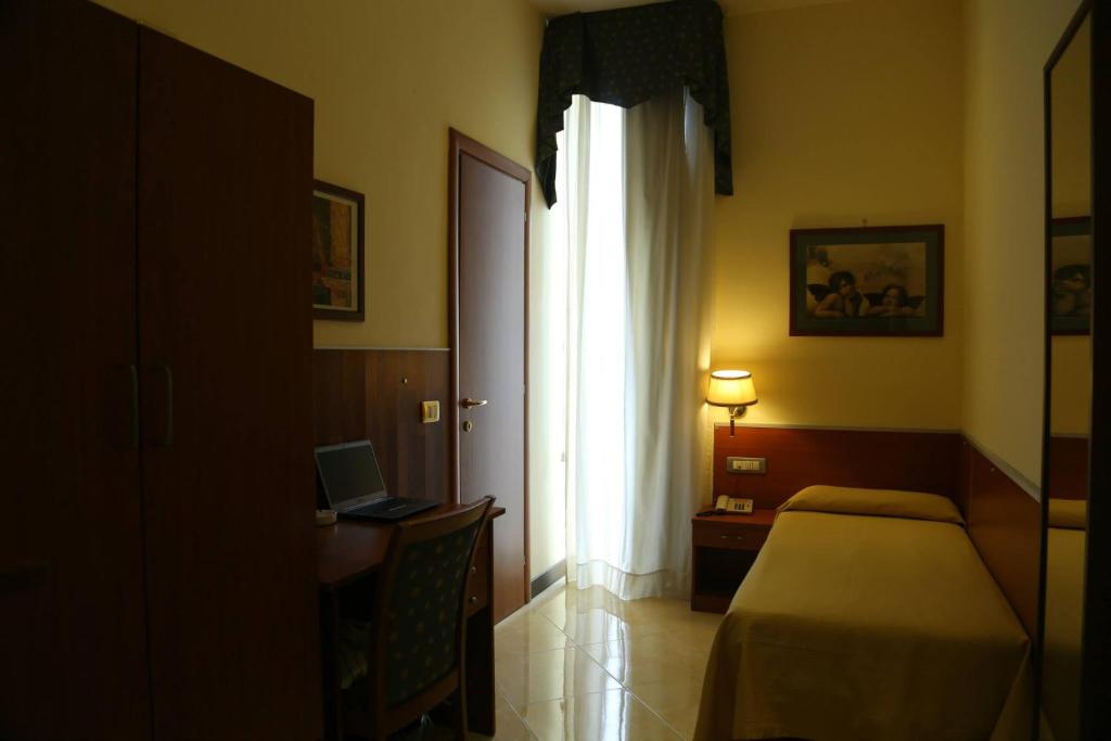 Одноместный (Одноместный номер) отеля Hotel Nettuno, Неаполь