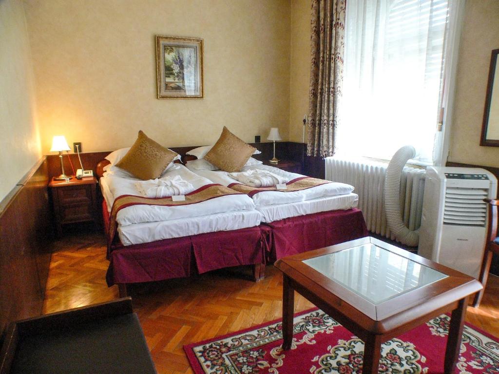 Двухместный (Улучшенный двухместный номер с 1 кроватью или 2 отдельными кроватями и балконом) отеля Hotel Tisza és Thermálfürdő, Сольнок