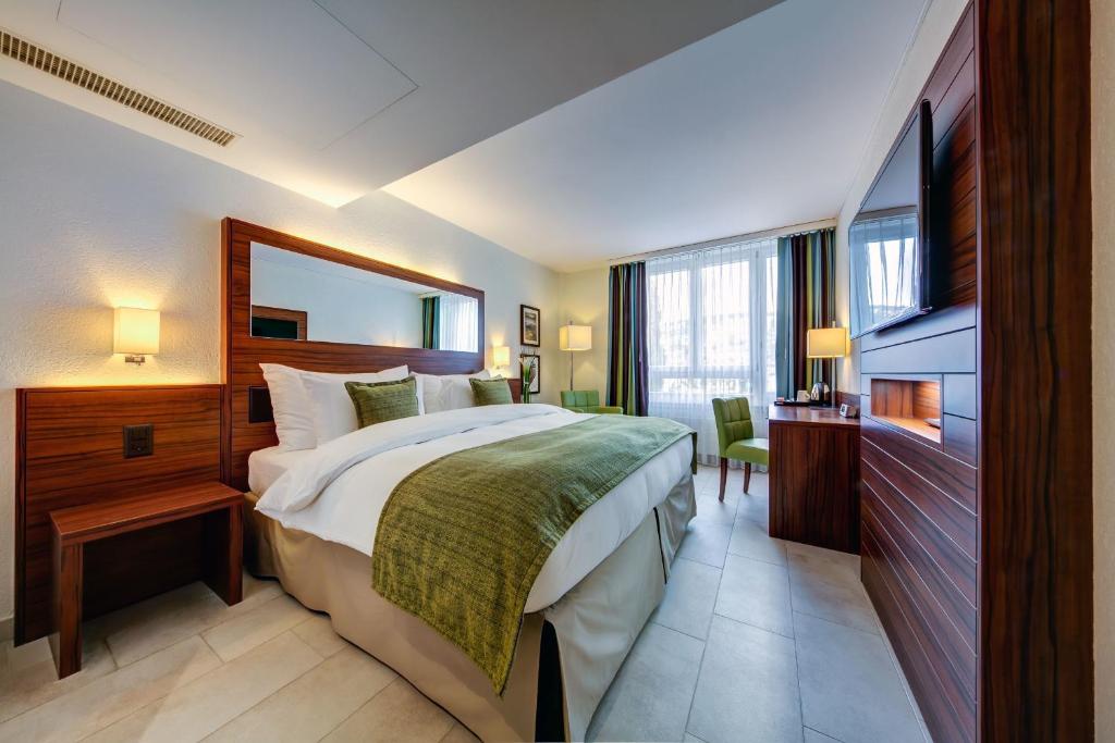 Двухместный (Двухместный номер «Комфорт» с 1 кроватью или 2 отдельными кроватями, вид на город) отеля Best Western Premier Hotel Beaulac, Невшатель