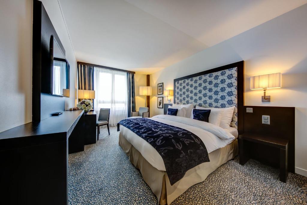 Двухместный (Двухместный номер «Комфорт» с 1 кроватью или 2 отдельными кроватями, вид на озеро) отеля Best Western Premier Hotel Beaulac, Невшатель