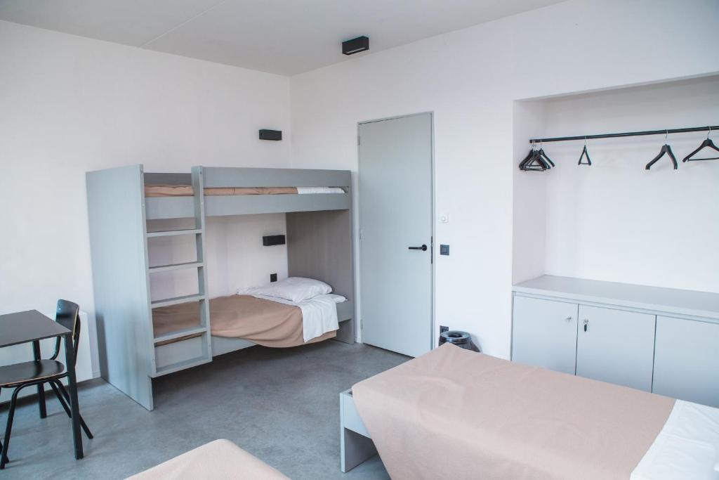 Номер (Кровать в общем номере для мужчин) хостела Antwerp Central Youth Hostel, Антверпен