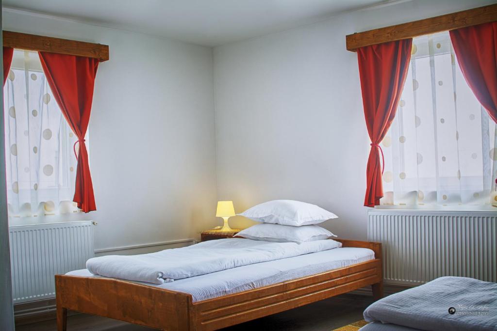 Четырехместный (Четырехместный номер с собственной ванной комнатой) хостела Hostel Alpin Marisel, Клуж-Напока