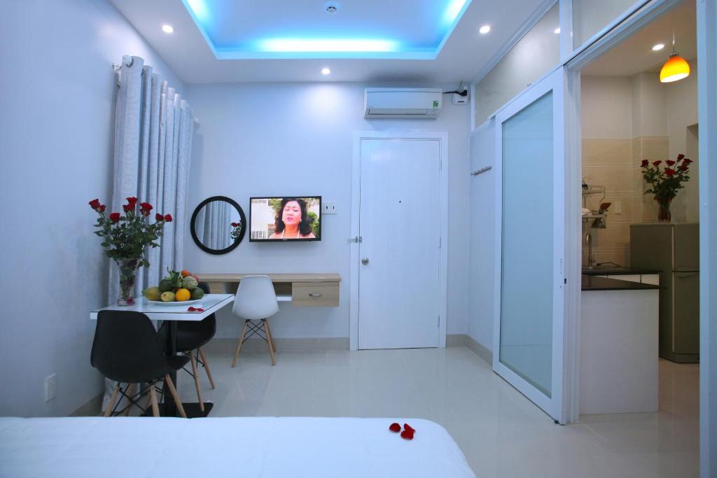 Студио (Улучшенные двухместные апартаменты с 1 кроватью и окном) апартамента An Phu Gia Apartment, Нячанг