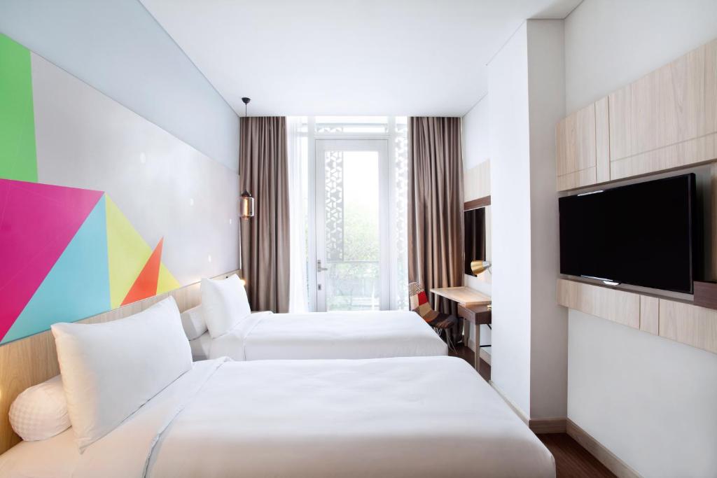 Двухместный (Улучшенный двухместный номер с 2 отдельными кроватями и балконом) отеля Ibis Styles Jakarta Sunter, Джакарта