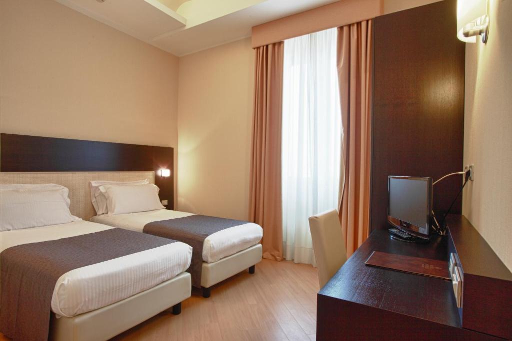 Двухместный (Классический двухместный номер с 1 кроватью или 2 отдельными кроватями) отеля Hotel Naples, Неаполь