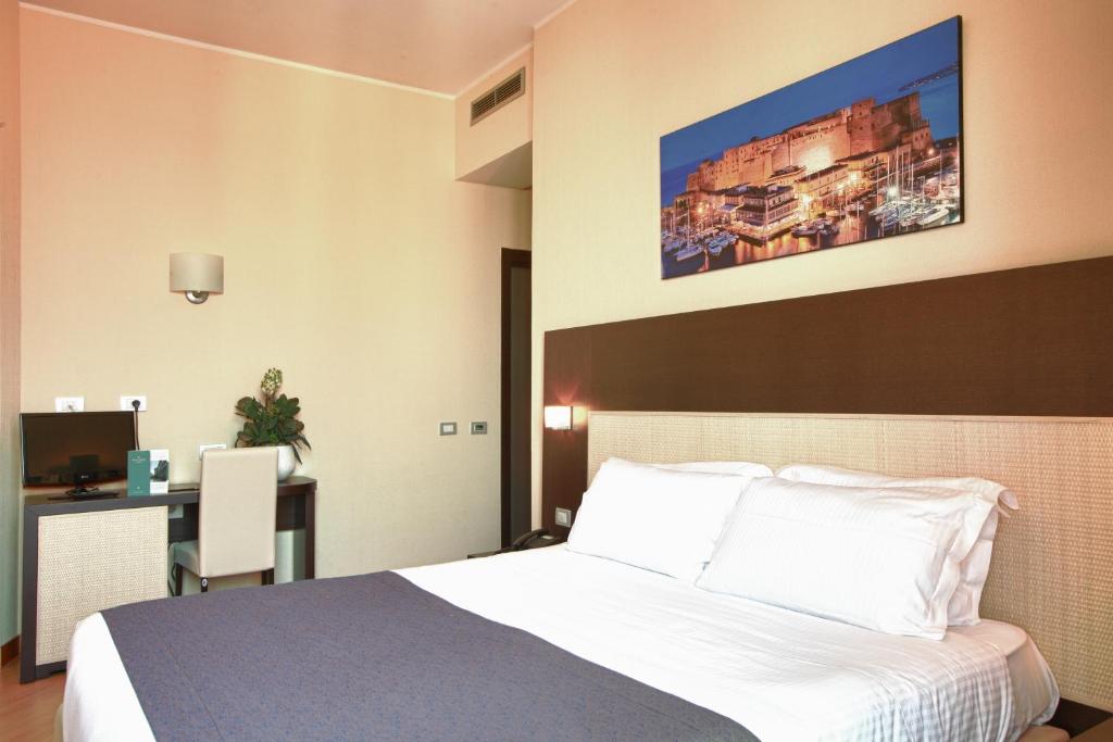 Двухместный (Двухместный номер «Комфорт» с 1 кроватью или 2 отдельными кроватями) отеля Hotel Naples, Неаполь