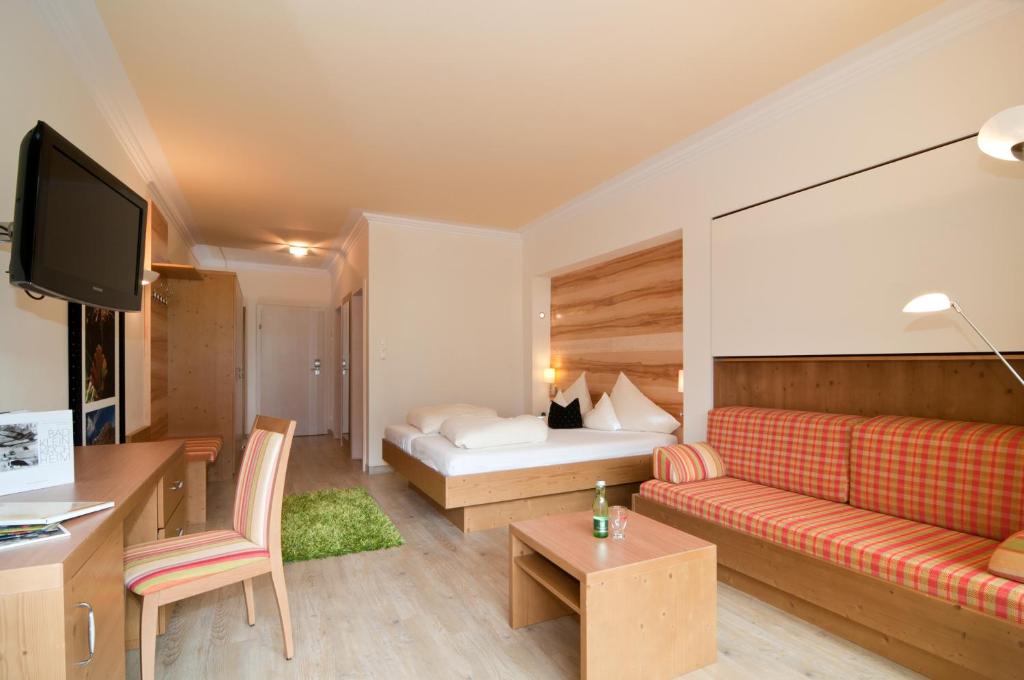 Двухместный (Двухместный номер «Комфорт» с 1 кроватью (для 2 взрослых и 2 детей)) отеля Hotel Kärntnerhof, Бад-Клайнкирхайм