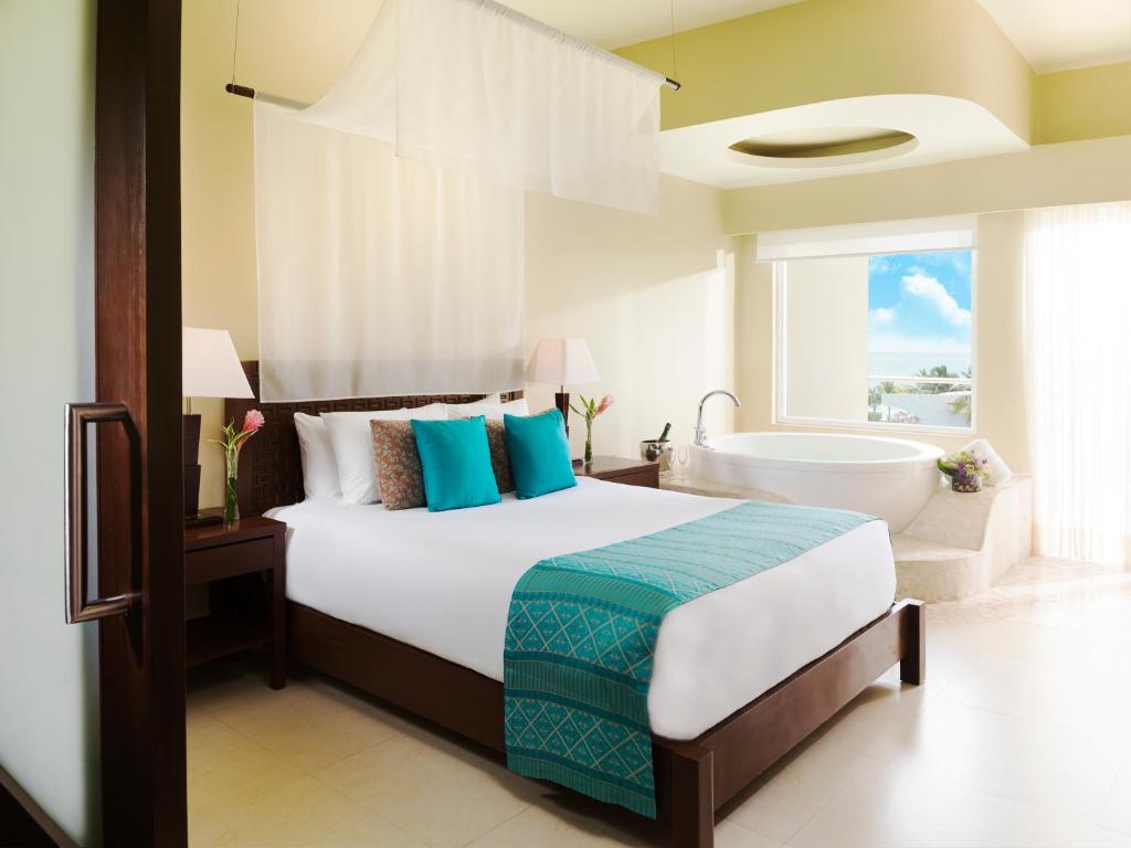 Сьюит (Люкс «Премиум» с гидромассажной ванной) курортного отеля Azul Beach Resort Riviera Cancun, Gourmet All Inclusive by Karisma, Пуэрто-Морелос