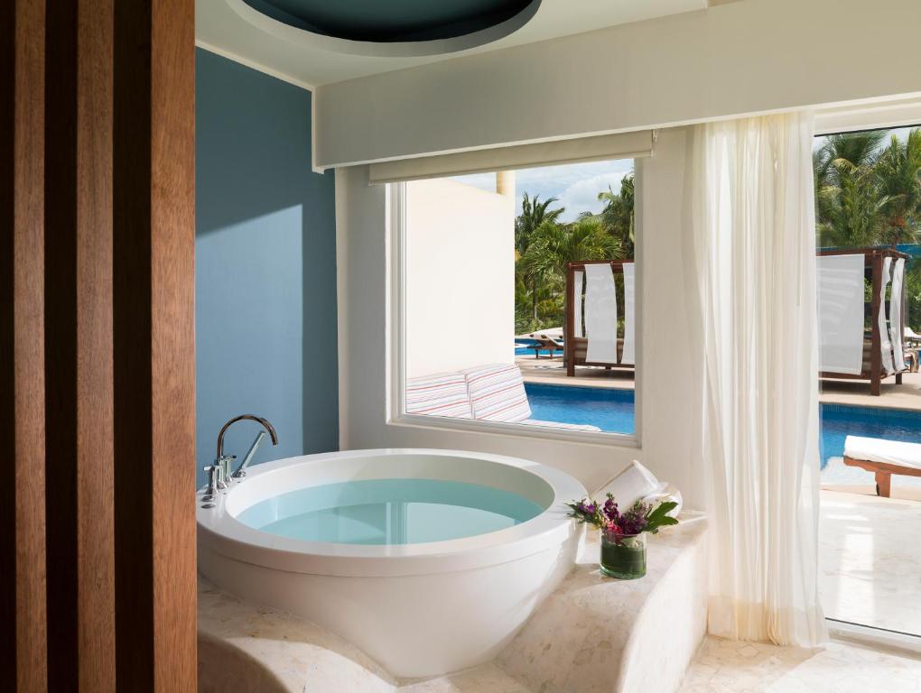 Сьюит (Полулюкс с собственным бассейном) курортного отеля Azul Beach Resort Riviera Cancun, Gourmet All Inclusive by Karisma, Пуэрто-Морелос
