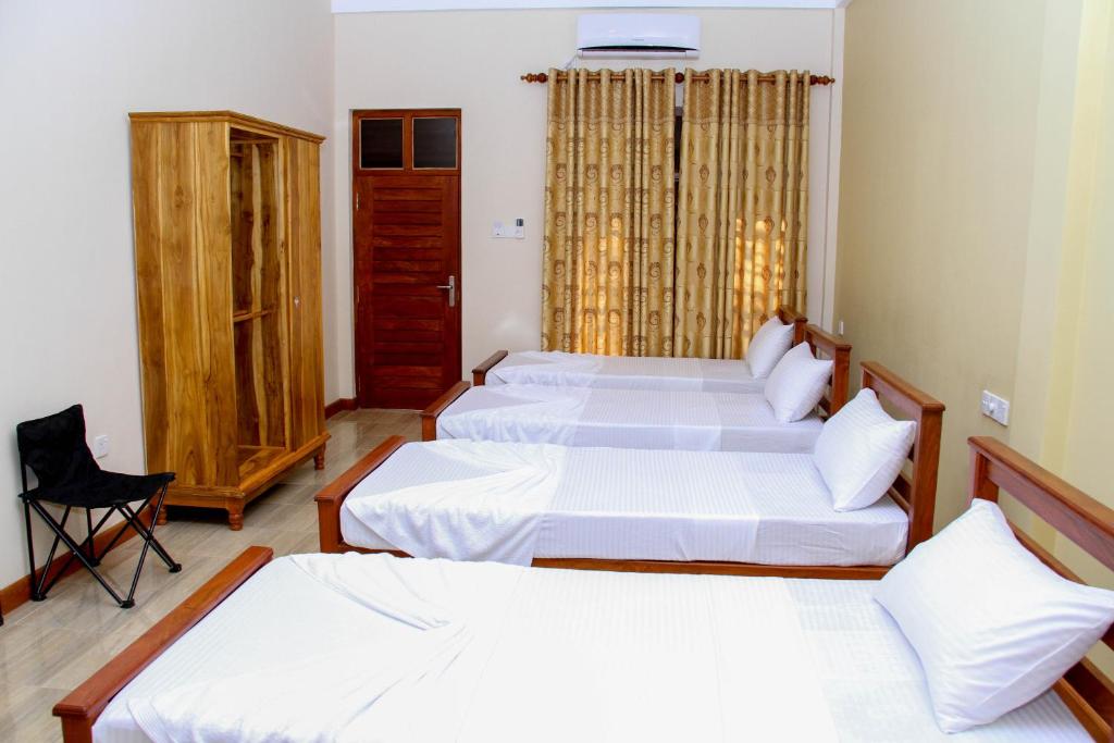 Номер (Общий номер для мужчин и женщин с 8 кроватями) отеля Hotel Nilketha, Тисамахарама