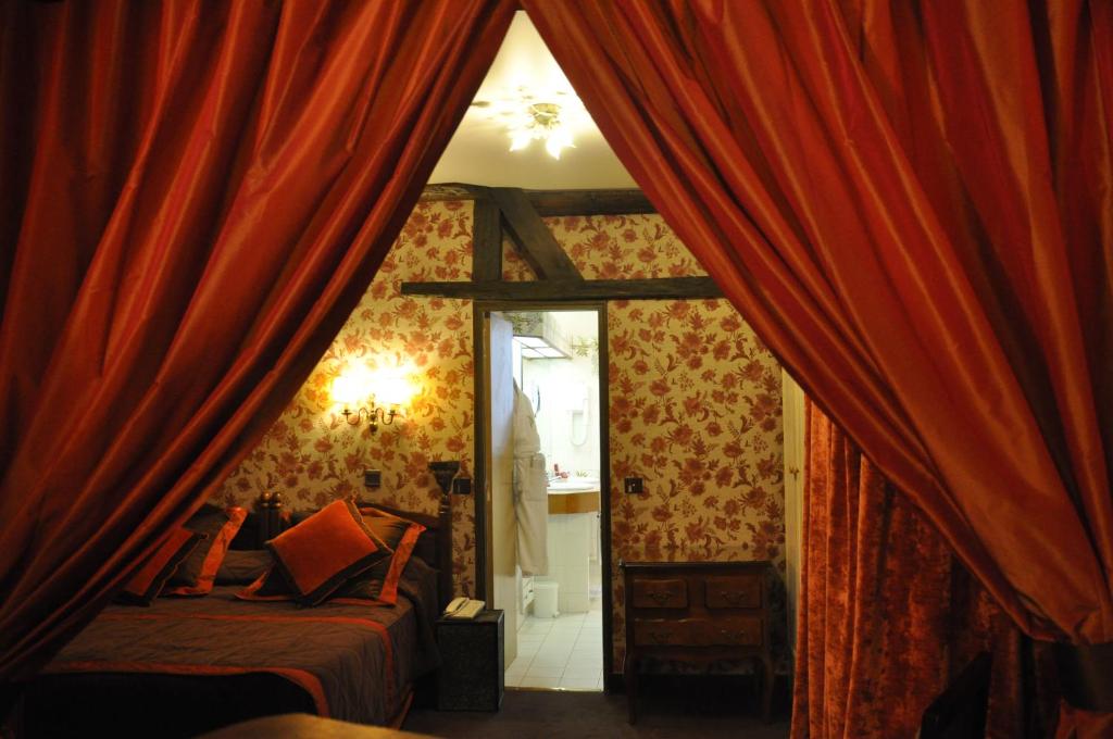 Сьюит (Четырехместный номер) отеля Grand Hôtel Dechampaigne, Париж