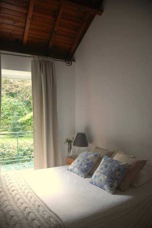 Двухместный (Двухместный номер с 1 кроватью и собственной ванной комнатой, вид на сад) гостевого дома Sintra Center Guest House, Синтра