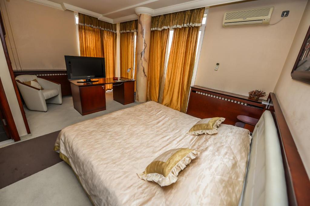 Двухместный (Улучшенный номер с кроватью размера «king-size») отеля Hotel Park, Нови-Сад