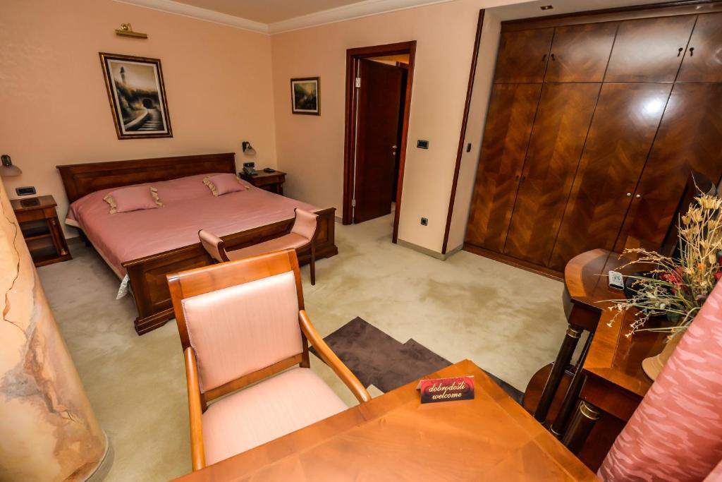 Сьюит (Роскошный люкс с кроватью размера «king-size») отеля Hotel Park, Нови-Сад