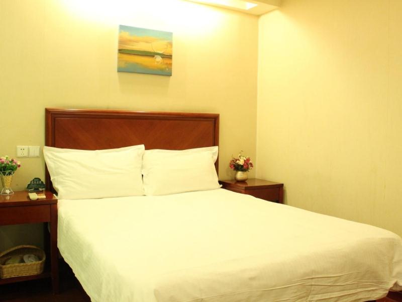 Двухместный (Номер Делюкс с кроватью размера «queen-size») отеля GreenTree Inn Anhui Bengbu Longhu Express Hotel, Бэнбу