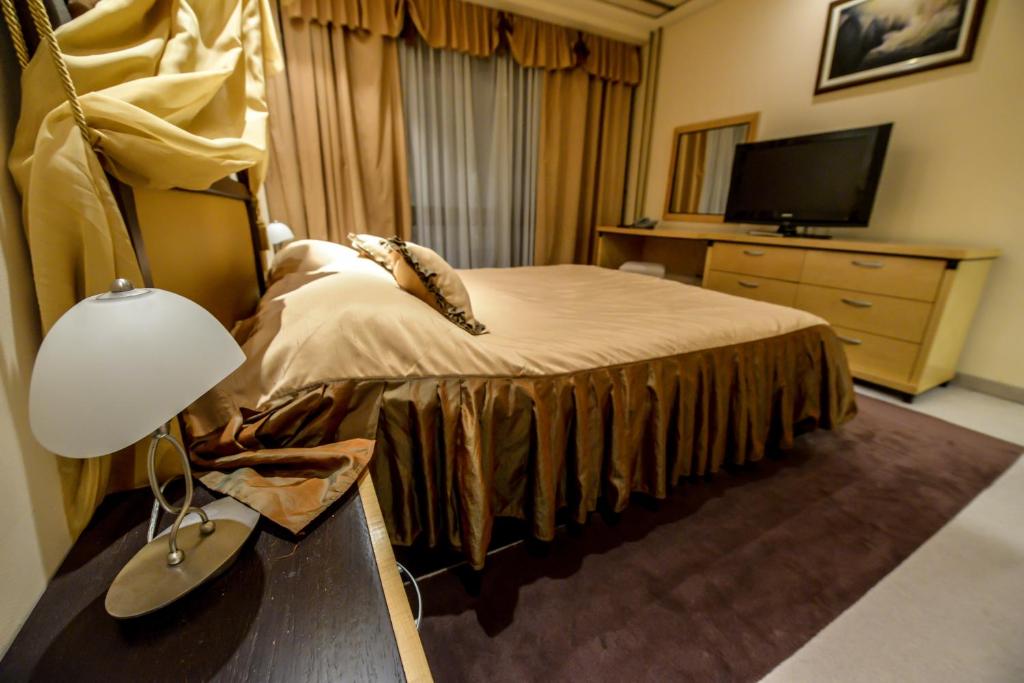 Сьюит (Семейный люкс с 2 спальнями) отеля Hotel Park, Нови-Сад