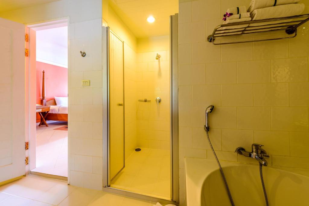 Двухместный (Семейный номер) отеля Andaman Seaview Hotel - Karon Beach, Пхукет