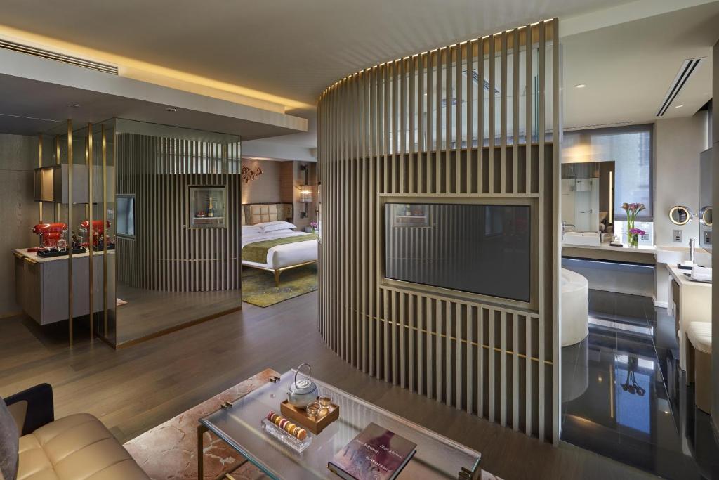 Трехместный (Люкс «Премьер» с кроватью размера «king-size» L600) отеля The Landmark Mandarin Oriental Hong Kong, Гонконг (город)
