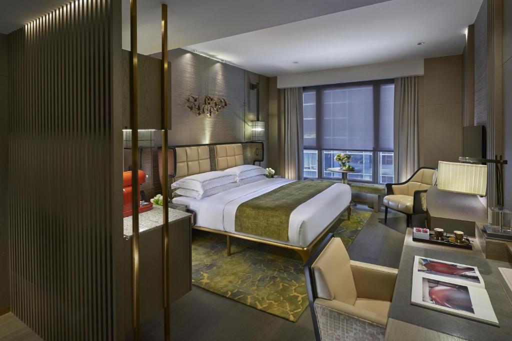 Двухместный (Номер Делюкс с кроватью размера «king-size» (42 кв. м)) отеля The Landmark Mandarin Oriental Hong Kong, Гонконг (город)