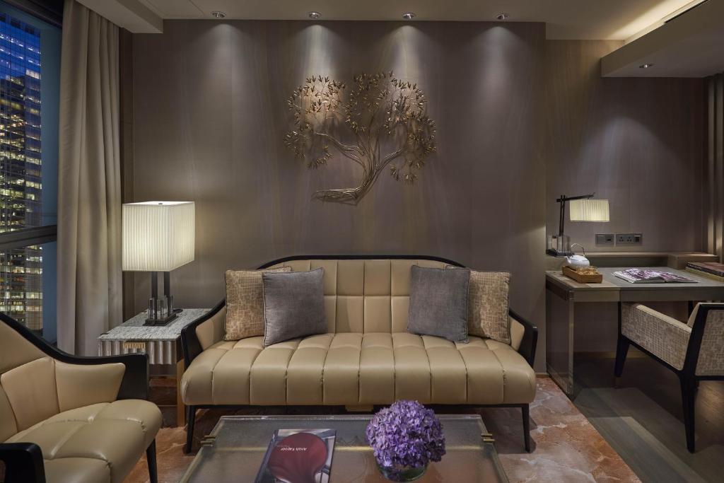 Трехместный (Номер Делюкс с кроватью размера «king-size» L600) отеля The Landmark Mandarin Oriental Hong Kong, Гонконг (город)