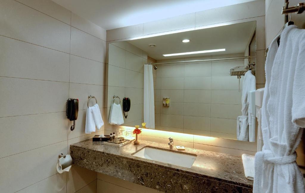Двухместный (Executive Suite - 10% off on Laundry, 10% off on FNB, Complimentary Drivers accommodation) отеля Hotel Suba International, Мумбай