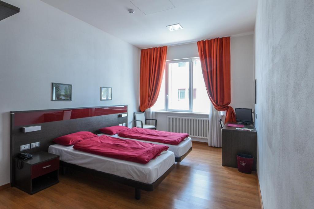 Двухместный (Двухместный номер с 1 кроватью или 2 отдельными кроватями) отеля Hotel Fiera, Больцано