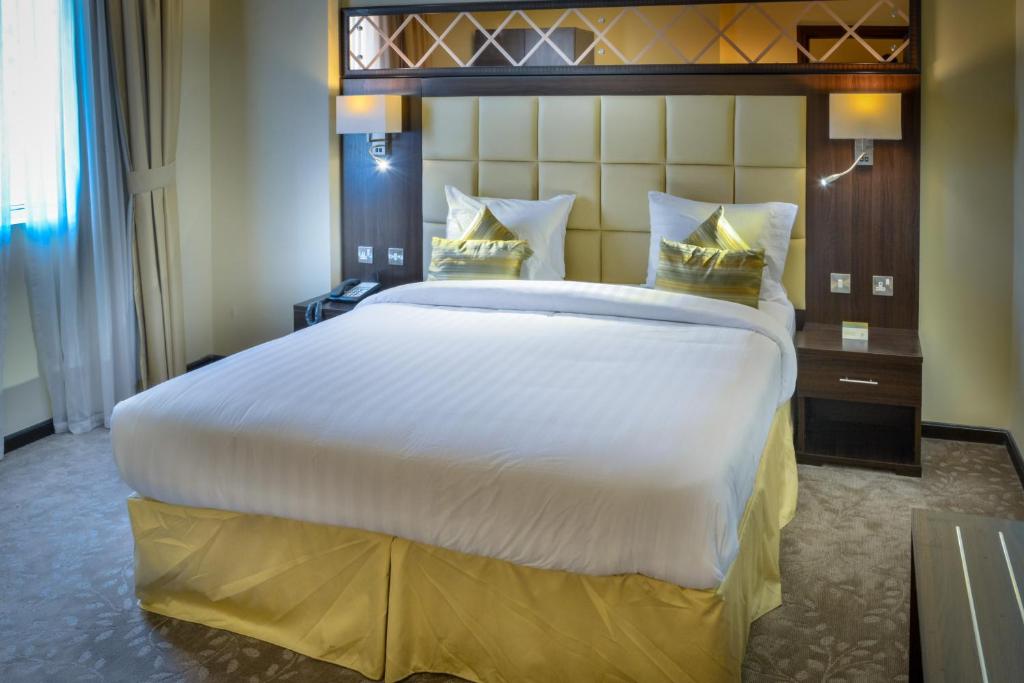 Сьюит (Представительский люкс с кроватью размера «queen-size») отеля Golden Ocean Hotel, Доха
