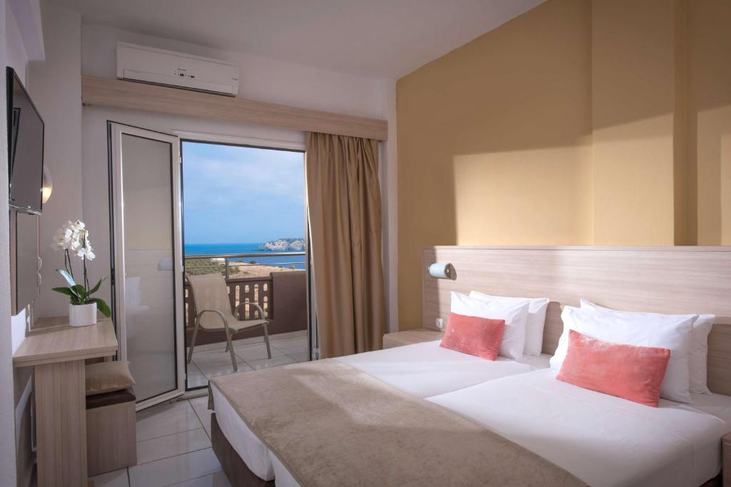 Двухместный (Двухместный номер с 1 кроватью, боковой вид на море или вид на сад - Дополнительное здание) курортного отеля Blue Bay Resort Hotel, Агия-Пелагия