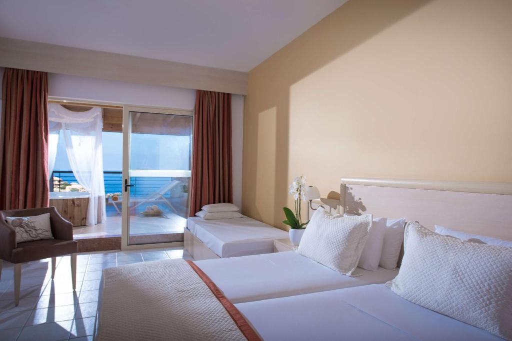 Двухместный (Представительский двухместный номер с 1 кроватью с собственной гидромассажной ванной на открытом воздухе, вид на море) курортного отеля Blue Bay Resort Hotel, Агия-Пелагия