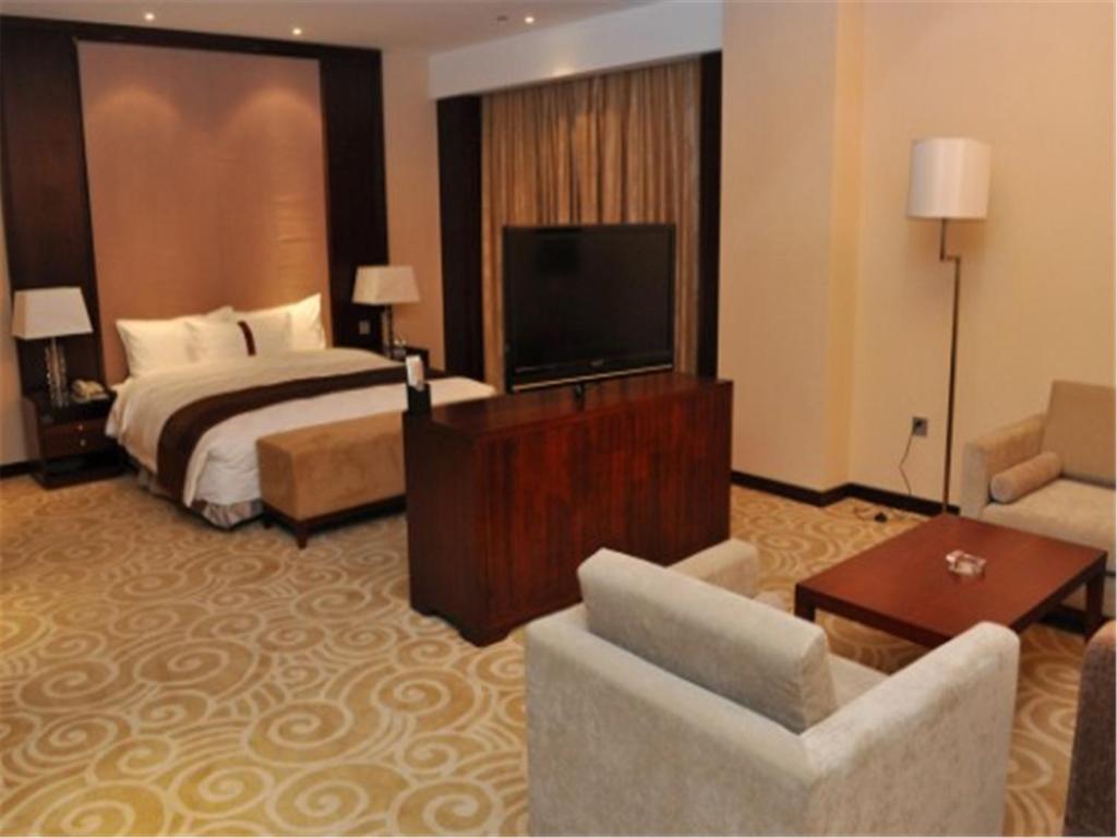 Сьюит (Представительский люкс) отеля Ramada Plaza Shenyang City Center, Шэньян