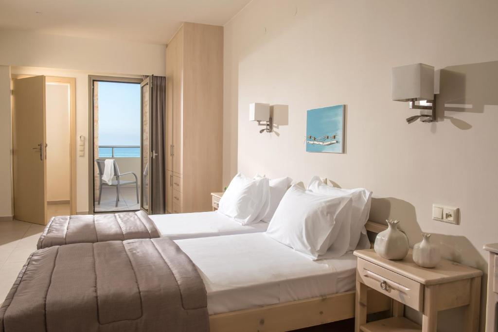 Двухместный (Улучшенный двухместный номер с 1 кроватью или 2 отдельными кроватями) отеля Malliotakis Beach Hotel, Сталис