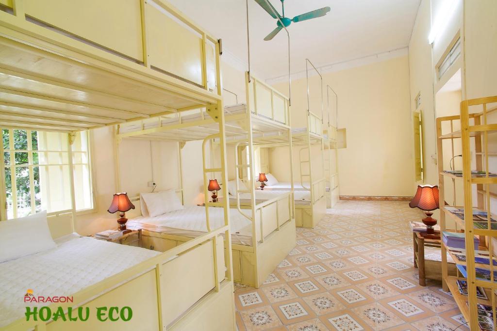 Номер (Односпальная кровать в общем номере с 12 кроватями) семейного отеля Hoalu Ecolodge Homestay, Ниньбинь