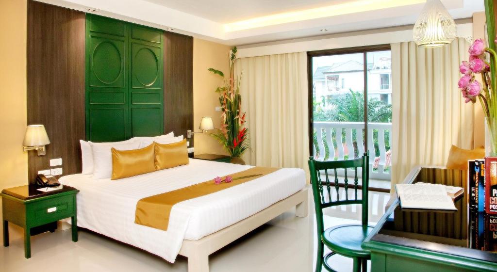 Двухместный (Двухместный номер Делюкс с 1 кроватью или 2 отдельными кроватями и балконом – Крыло Sino) отеля The Old Phuket - Karon Beach Resort, Пхукет