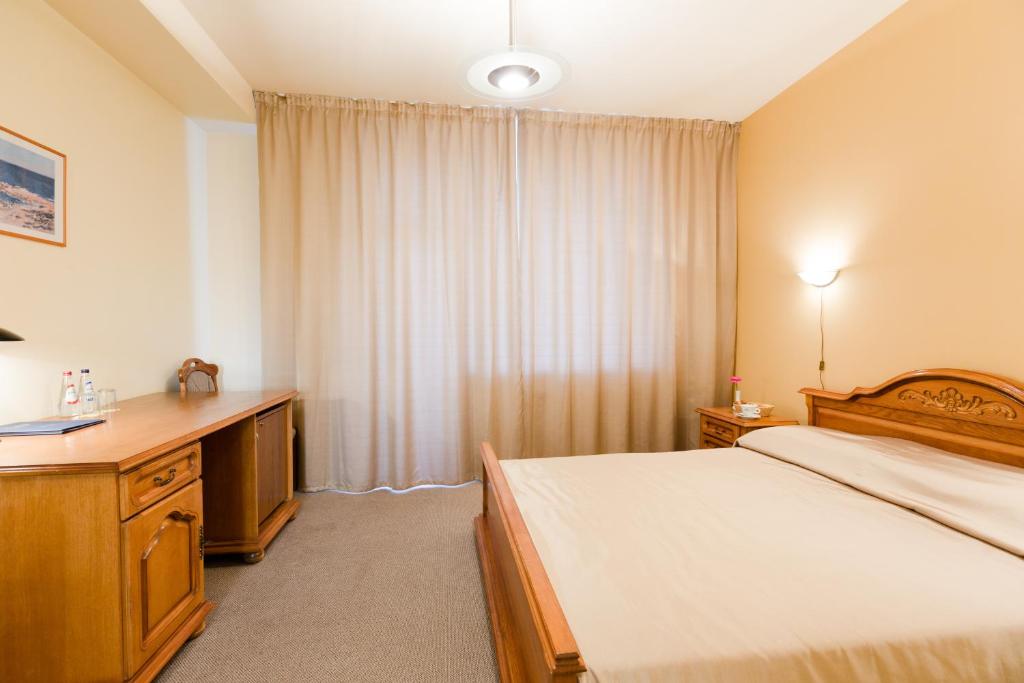 Двухместный (Улучшенный двухместный номер с 1 кроватью или 2 отдельными кроватями и доступом в спа-центр) отеля Daina Jurmala Beach Hotel & SPA, Юрмала