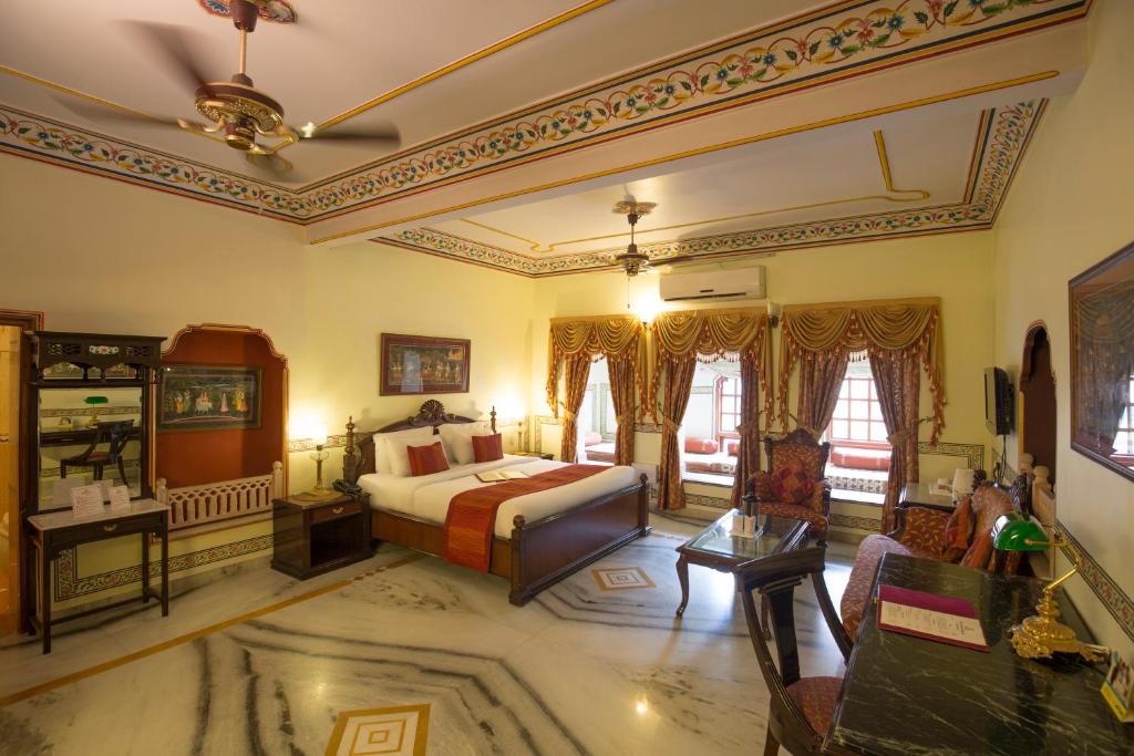 Сьюит (Royal Suite  Free Pick up on Arrival only from Train or Bus station) отеля Umaid Bhawan - Heritage Style Hotel, Джайпур