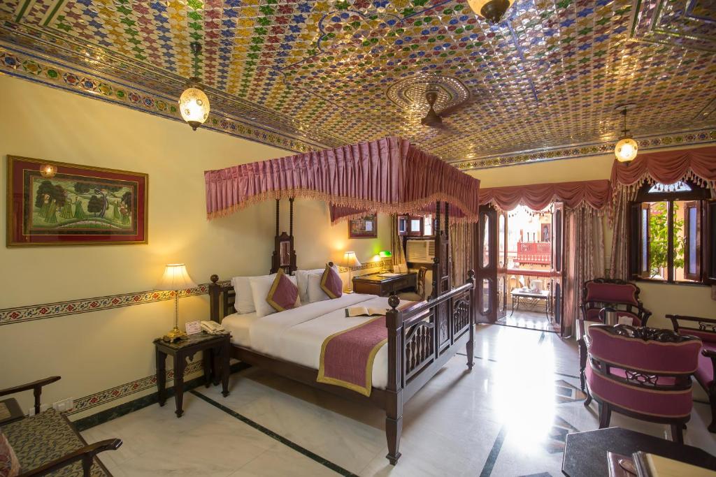 Трехместный (Семейный королевский люкс) отеля Umaid Bhawan - Heritage Style Hotel, Джайпур