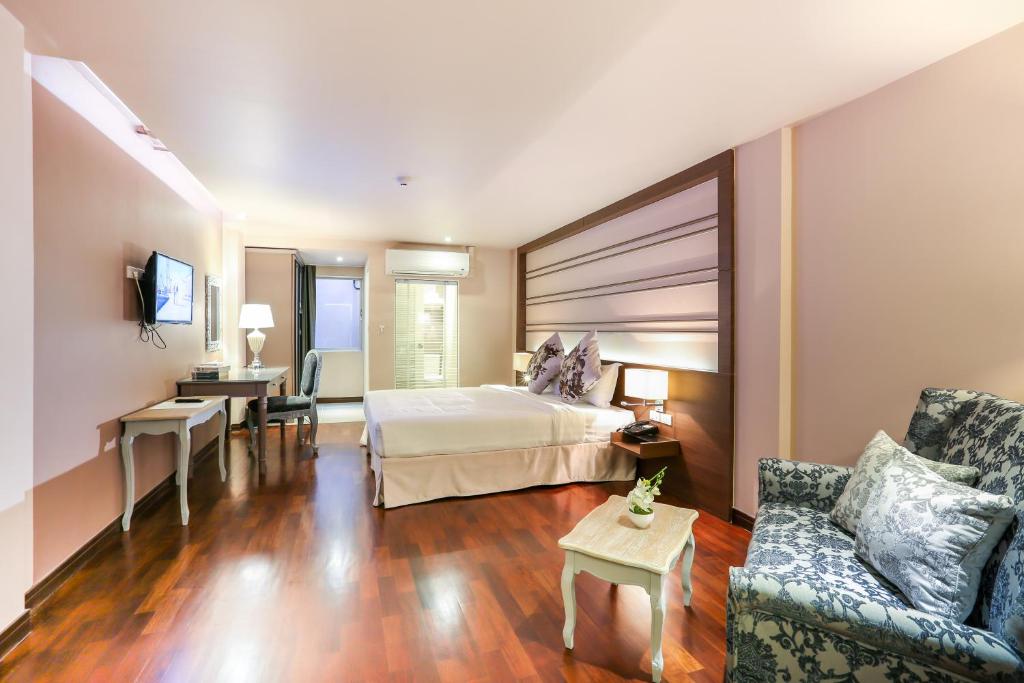 Двухместный (Улучшенный номер без вида из окон) отеля The Sathon Vimanda Hotel, Бангкок