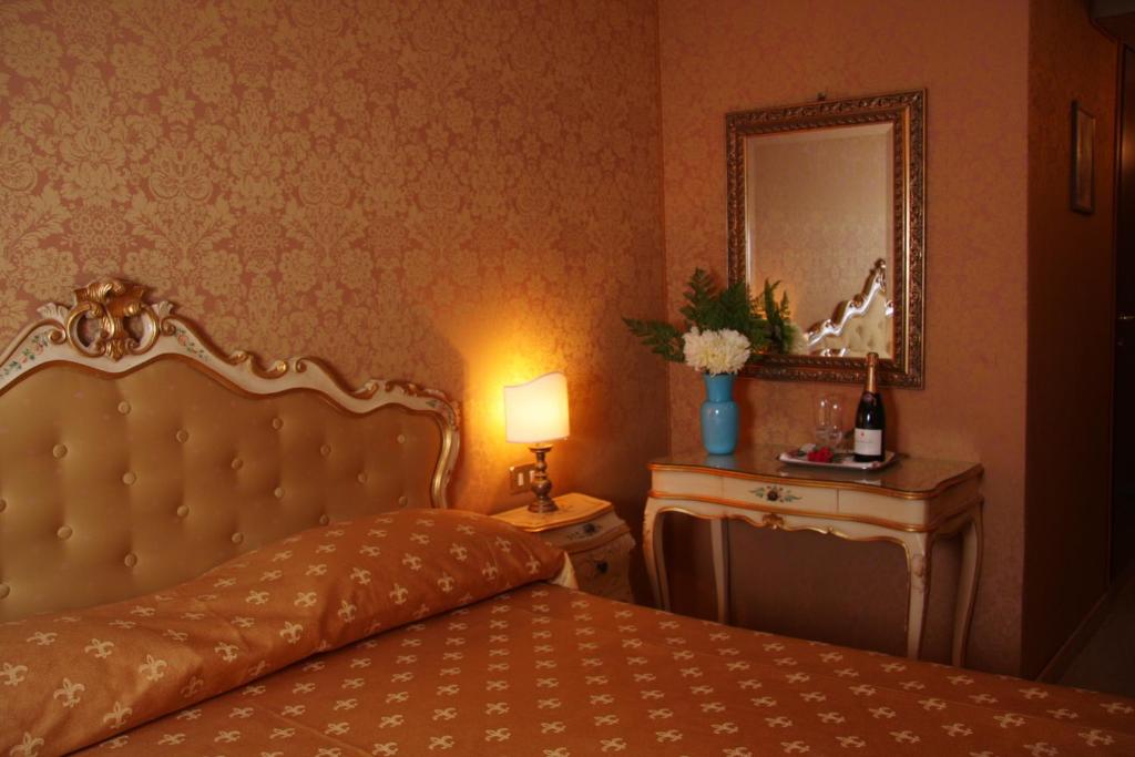 Двухместный (Двухместный номер с 1 кроватью или 2 отдельными кроватями) отеля Hotel San Gallo, Венеция