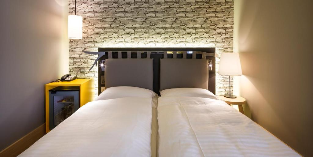 Двухместный (Стандартный двухместный номер с 1 двуспальной или 2 отдельными кроватями, вид на улицу) отеля Swiss Wine by Fassbind, Лозанна
