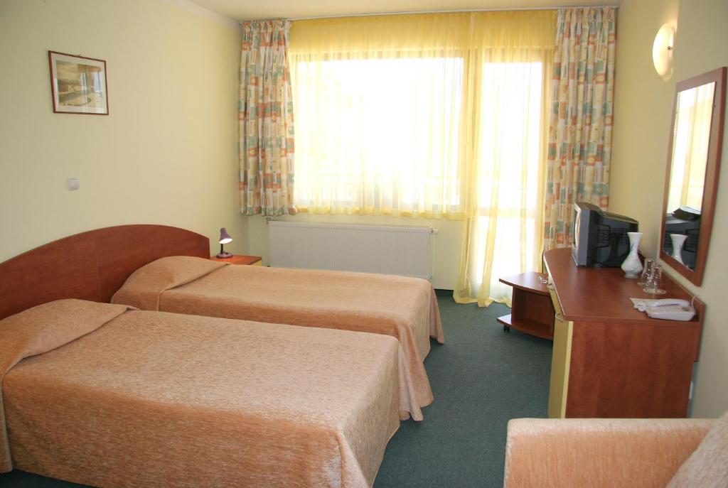 Двухместный (Стандартный двухместный номер с 2 отдельными кроватями и балконом) отеля Hotel Grand, Самоков