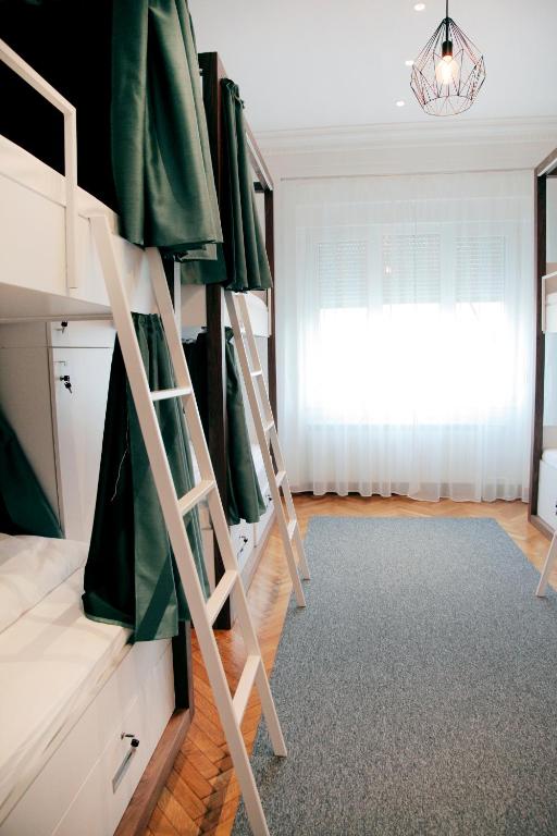 Номер (Односпальная кровать в общем номере для женщин) хостела Hostel Karavan Inn, Белград