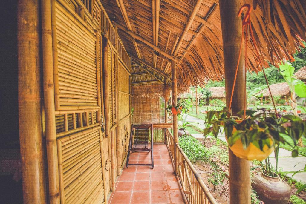 Номер (Бунгало с видом на сад) курортного отеля Tam Coc Rice Fields Resort, Ниньбинь