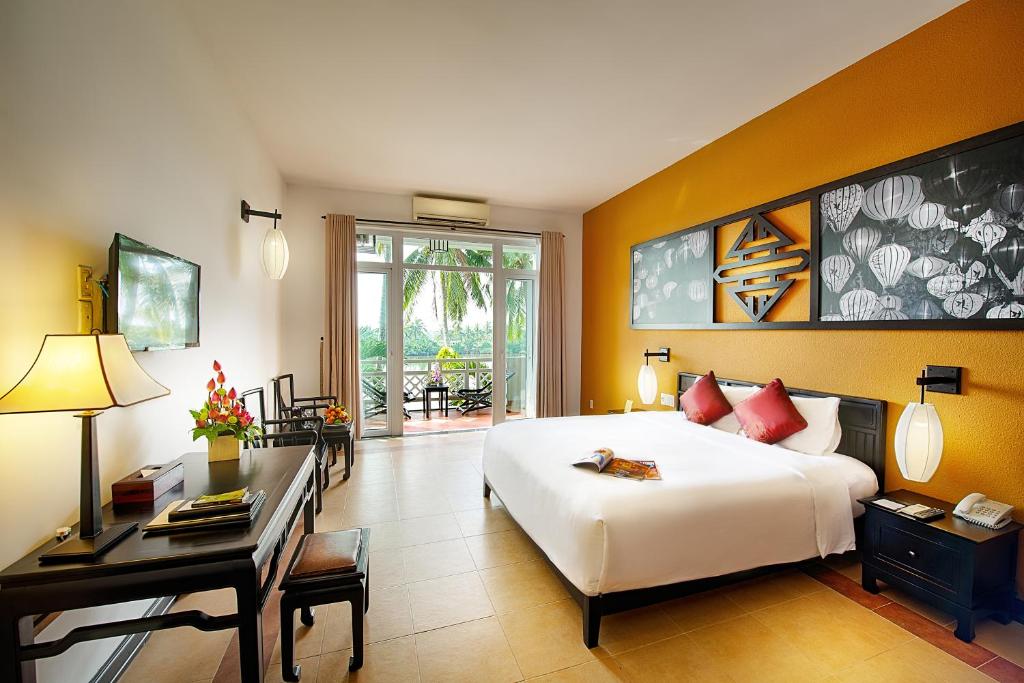 Двухместный (Двухместный номер Делюкс с 1 кроватью или 2 отдельными кроватями и видом на реку) курортного отеля Hoi An Beach Resort, Хойан