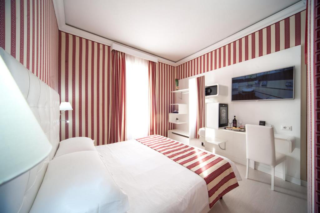 Двухместный (Улучшенный двухместный номер с 1 кроватью) отеля Relais Trevi 95 Boutique Hotel, Рим
