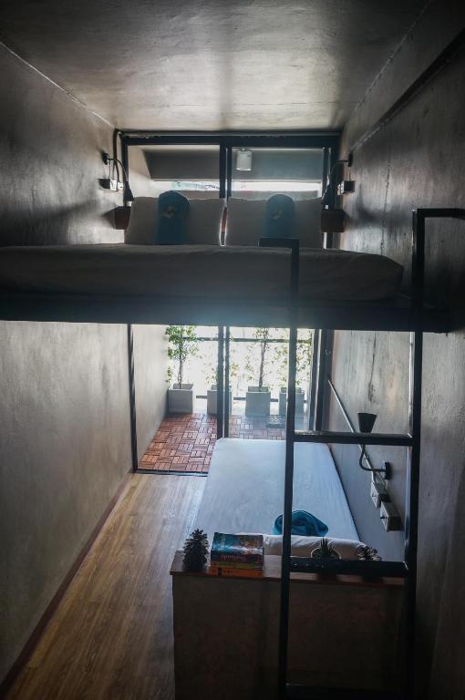 Трехместный (Трехместный номер с собственной ванной комнатой) хостела In a Box Hostel, Бангкок